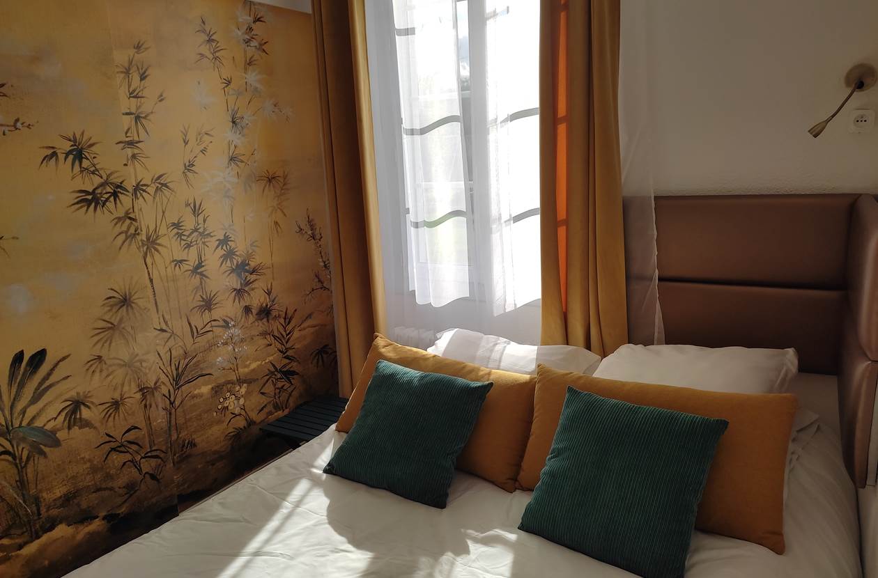 Chambre 2, lit et cloison.