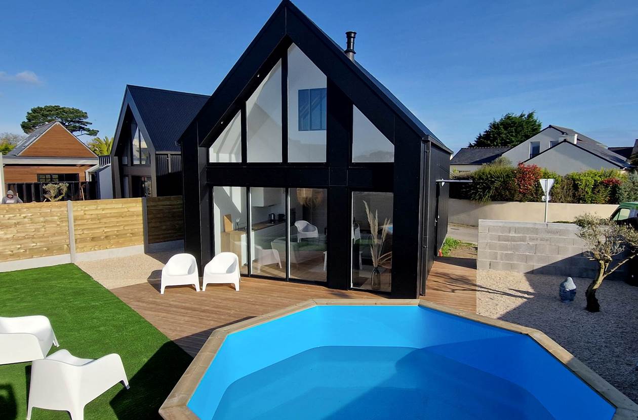 La Portsallaise côté piscine, avec les extérieurs encore en travaux (fin prévue courant avril).