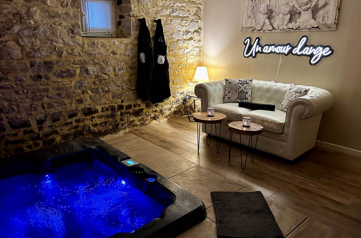 Jacuzzi privatif 3 places ( 2 assises et 1 allongée) gîte " Amour d'ange"