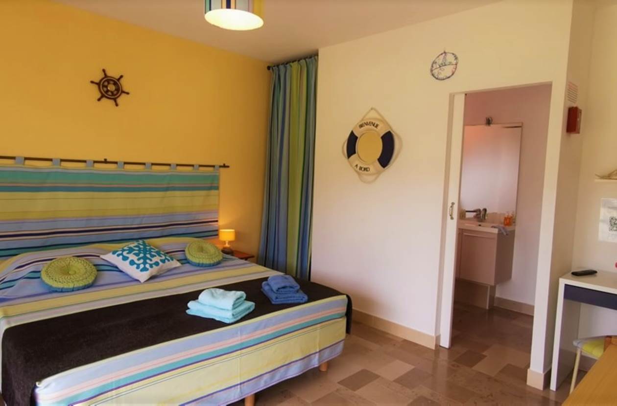 Chambre Neulos avec salle d eau des chambres d'hôtes AlPati