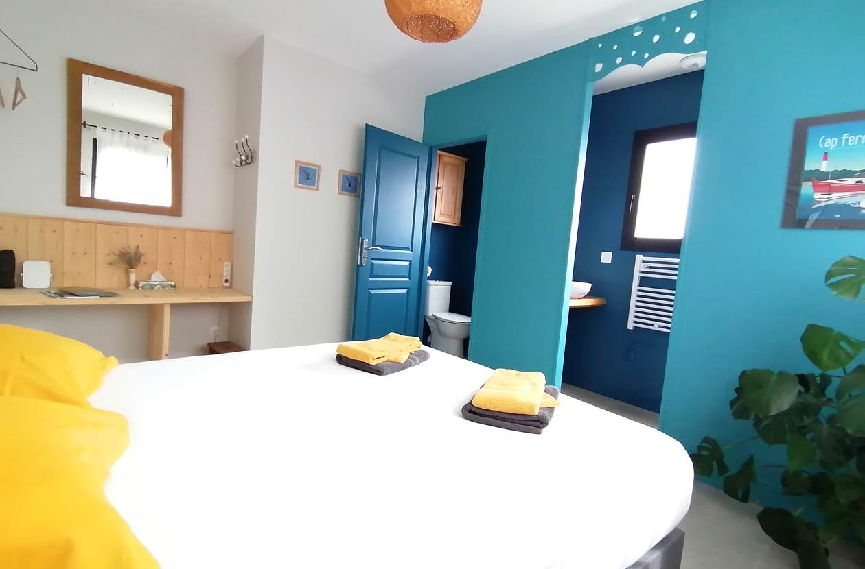 La chambre Arguin. De couleur bleue. Agréable dimension de 16 m² avec une literie très confortable