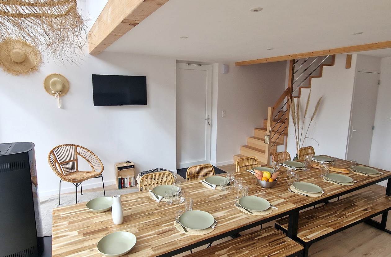 En version réunion, avec le côté repas pour 14 personnes regroupé du même côté.