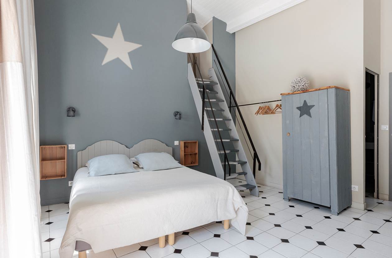 chambre spacieuse hauteur sous plafond