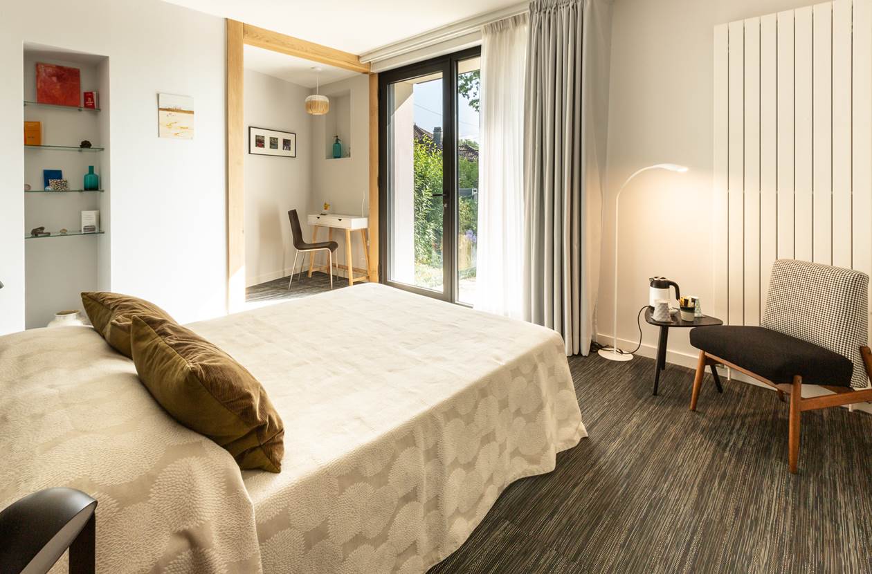 Chambre Agapanthe - thé, café, bouilloire et petit fauteuil © Malika Turin