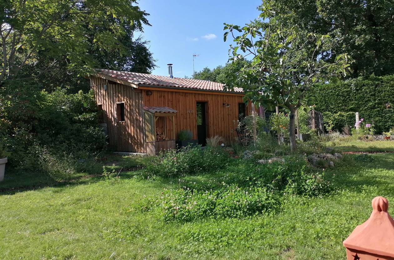 Location meublée pour 2 personnes à Lanton: Le Cabanon des Callunes de Cassy avec sa grande terrasse privative. Ici une vue depuis notre maison