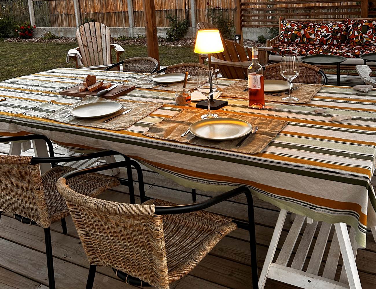 Dresser une table conviviale sur la terrasse de Maison Ginette-photo-page