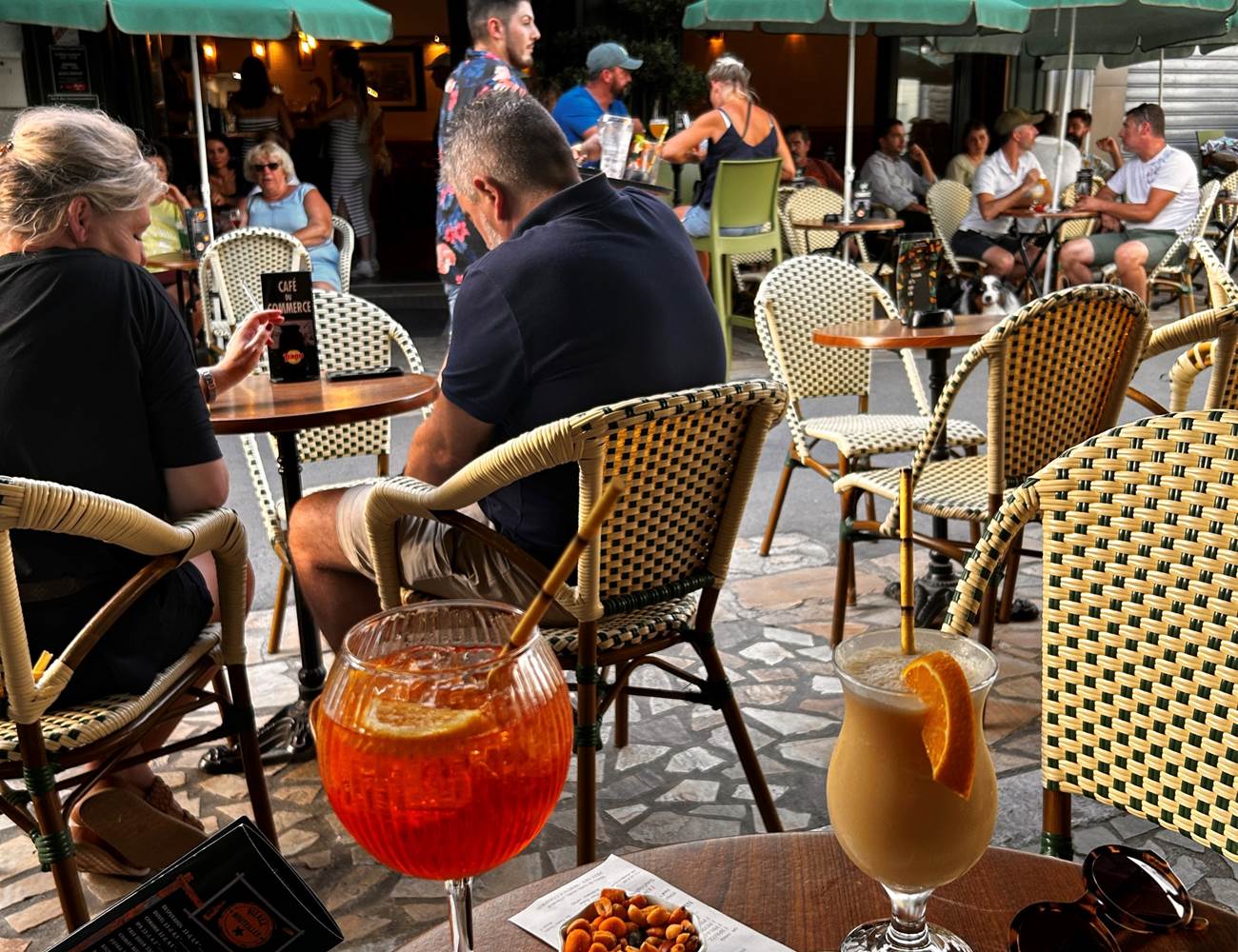 Finir la journée en buvant un verre au bar du commerce à St Pierre-photo-page