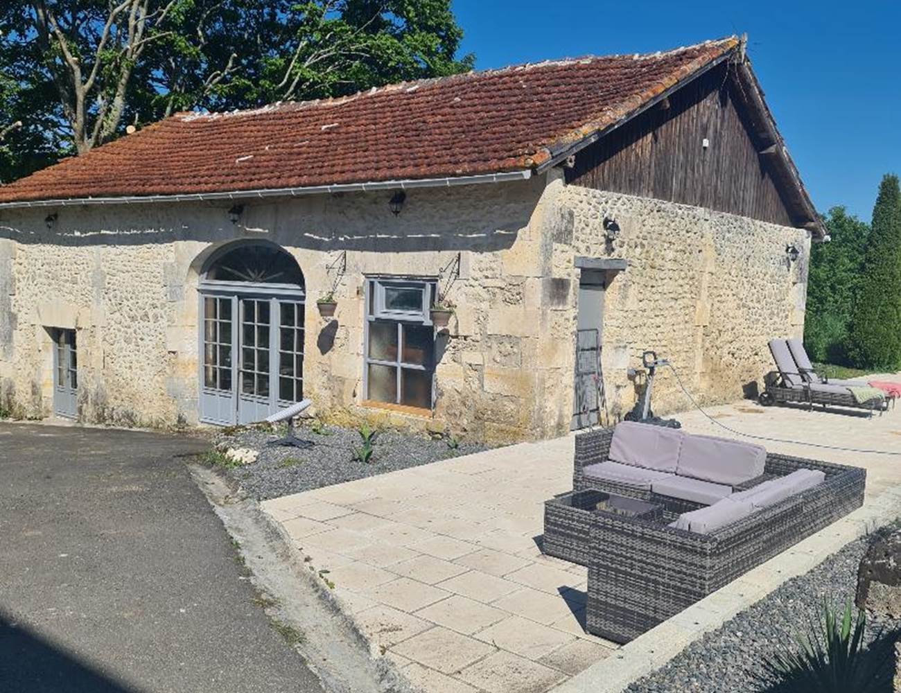 drive to apartment-photo-gallery