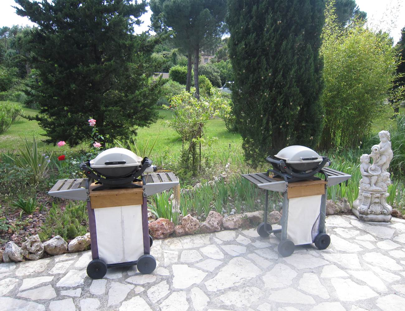 à disposition à la la villa les hespérides barbecues à gaz Weber