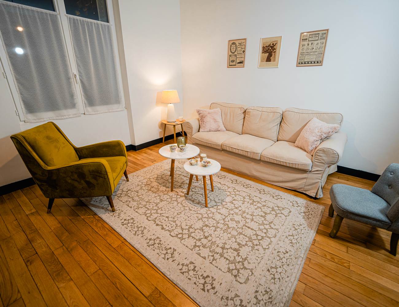 Salon spacieux avec canapé et fauteuils-photo-gallery