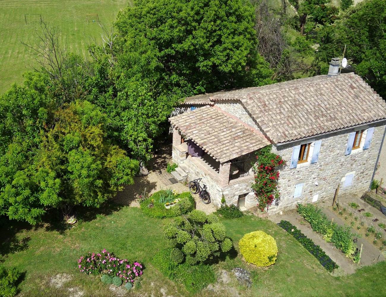 le gîte dans son écrin de verdure