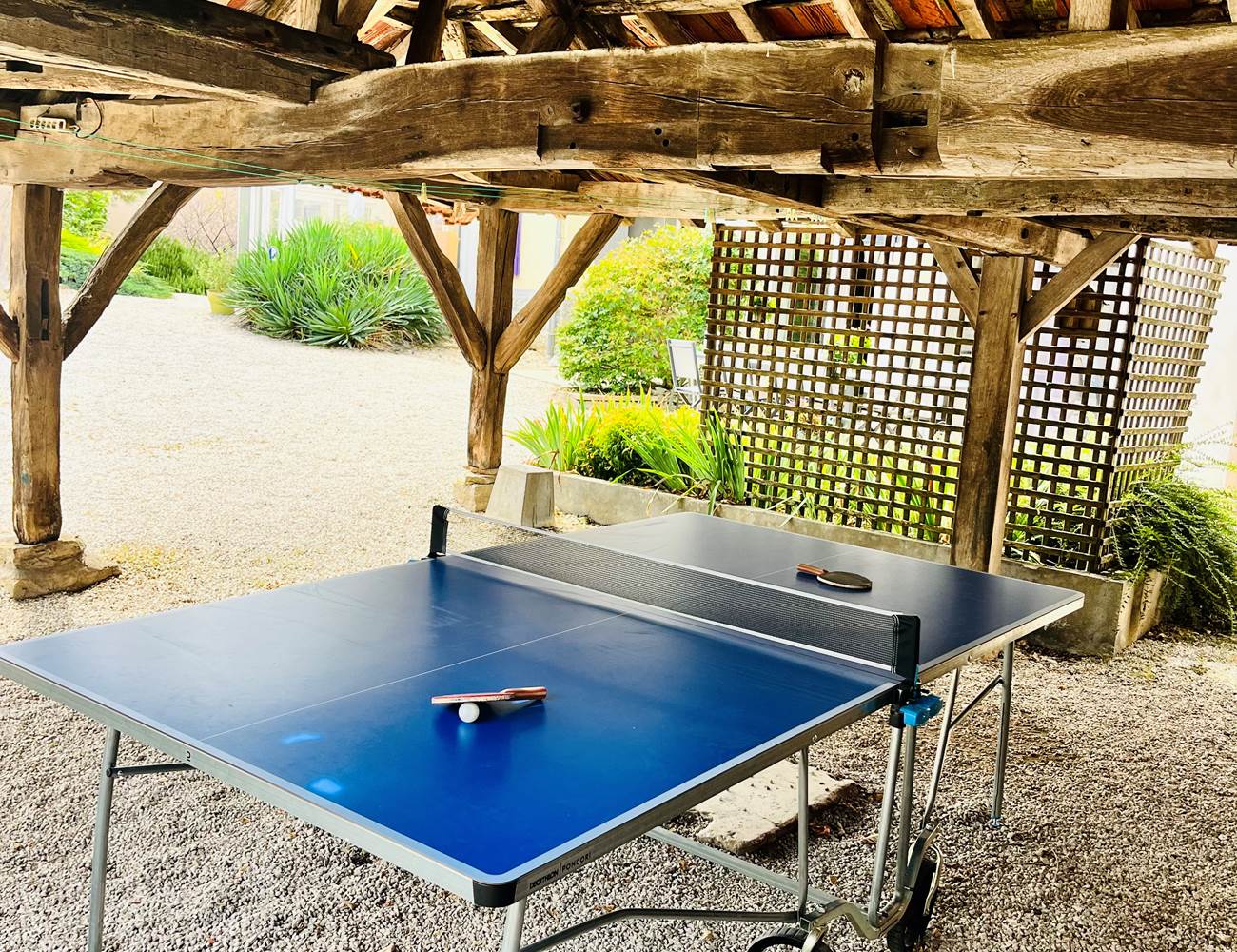 Ping pong sous l'ancien moulin