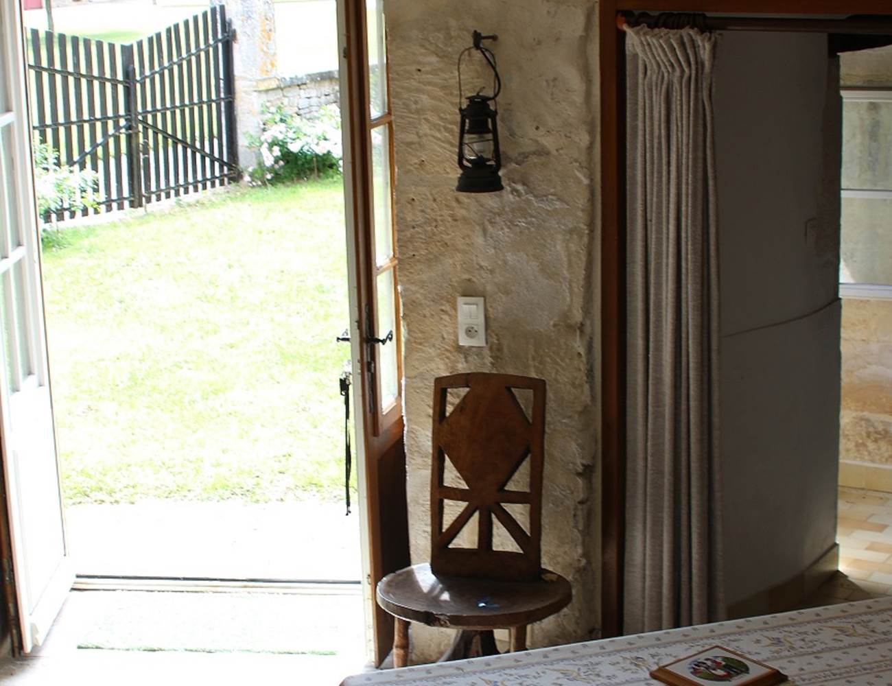 Dans la tour : le séjour, coin repas et vue vers le jardin du logis-photo-gallery