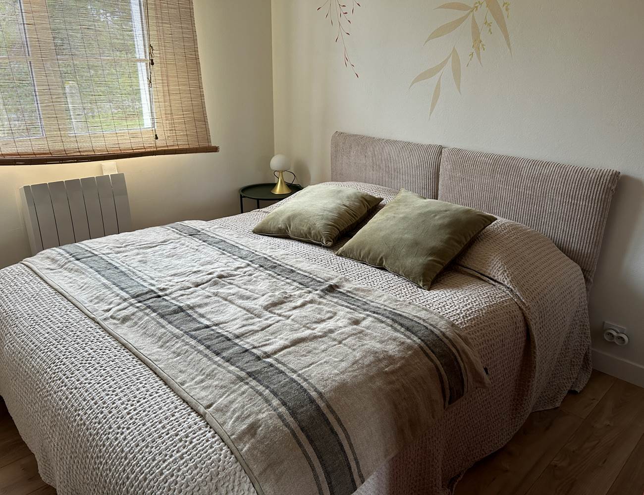 Vue du lit de la chambre " Fleur sauvage " de Maison Ginette à Oléron-photo-page
