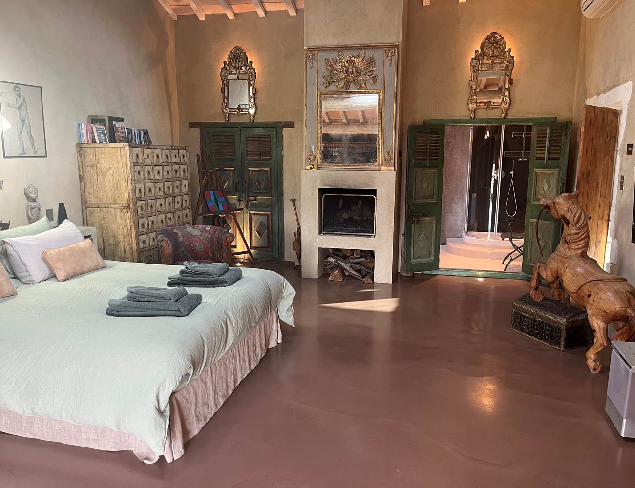 grande chambre en Provence vue sur les toits du village Lapalud-photo-gallery