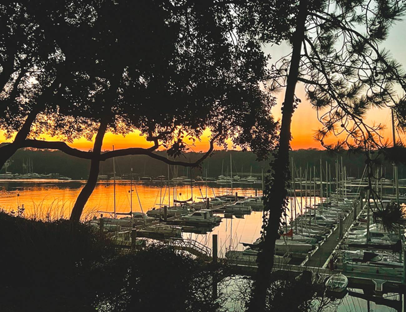 Coucher de soleil sur le Port de Plaisance de Bénodet au pied du Triplex-photo-page