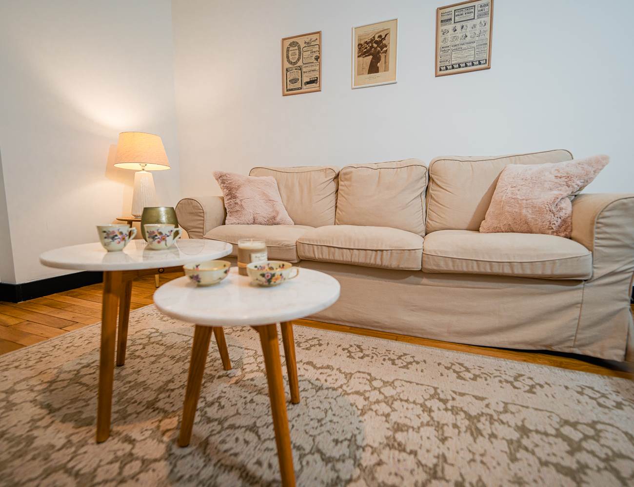 Salon spacieux avec canapé et fauteuils-photo-gallery