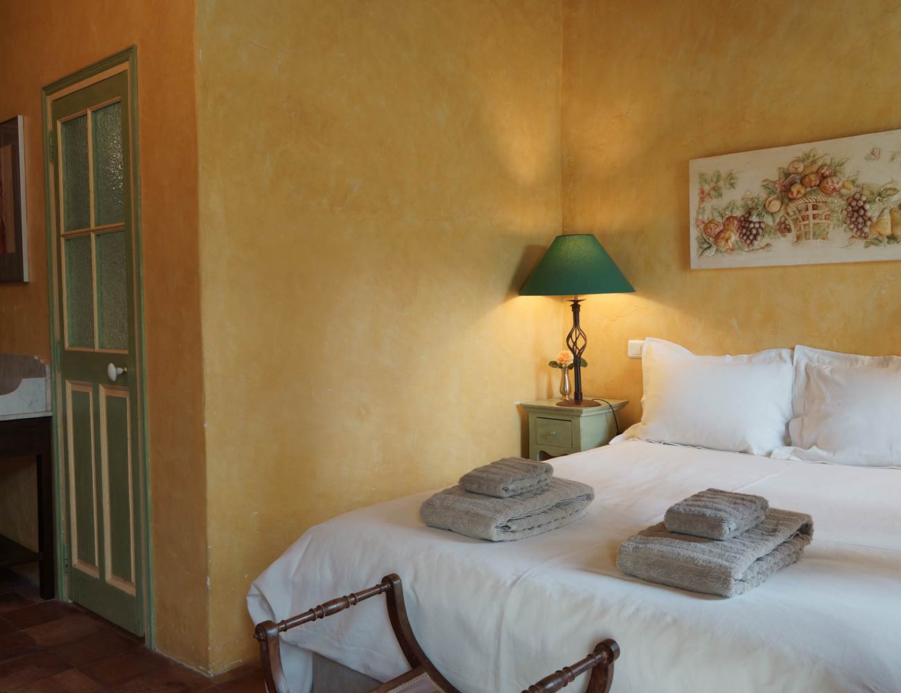 Maison en Provence de charme  - Chambre ocre jaune  - Lapalud - Vaucluse-photo-gallery