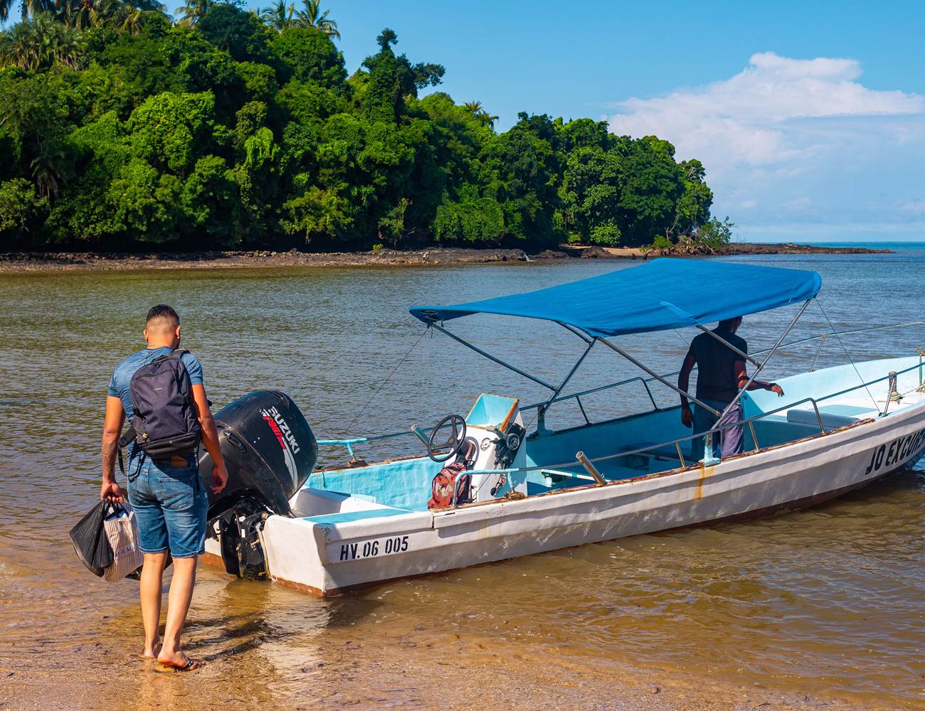 Des touristes qui se préparent pour une ballade en bateau à Nosy Be, Madagascar-photo-news