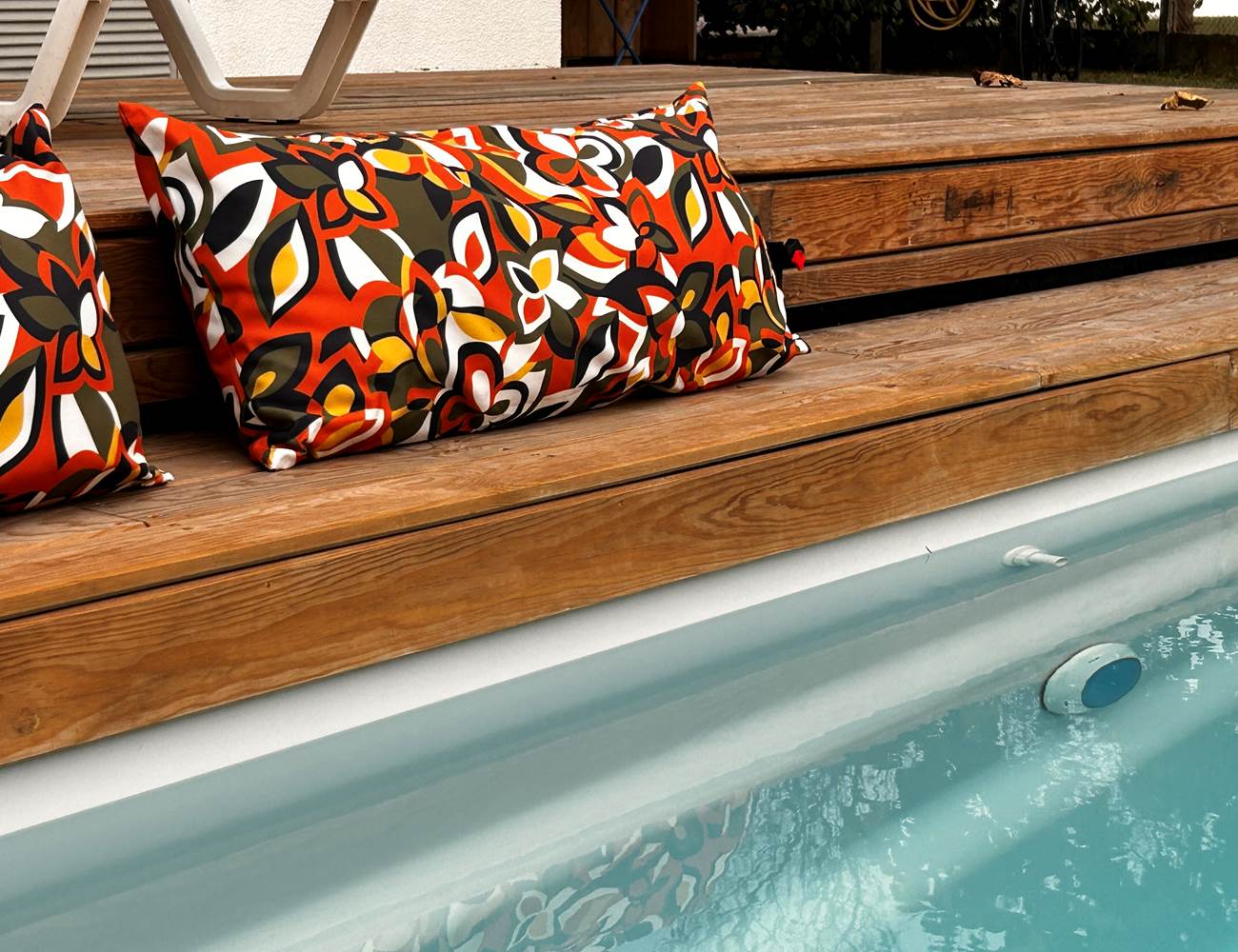 Les coussins autour de la piscine-photo-page