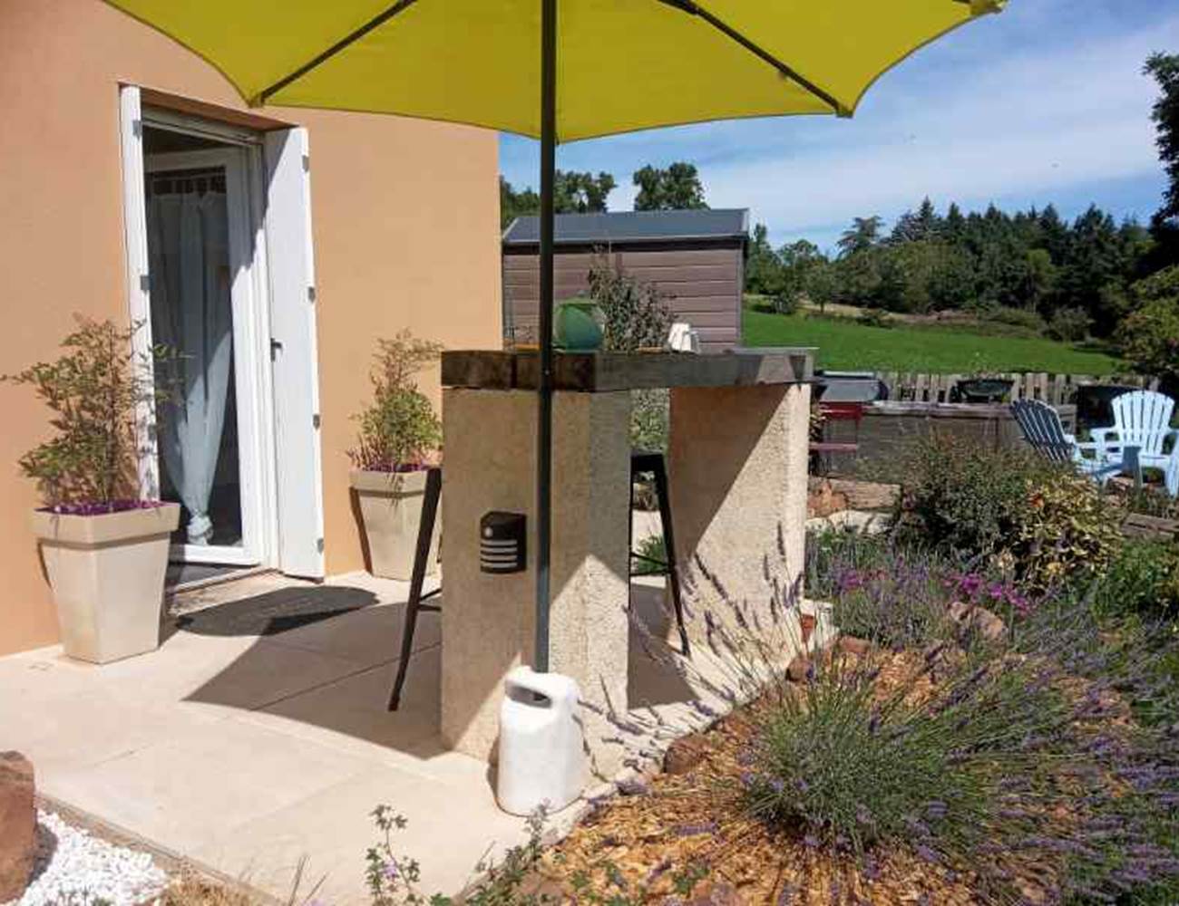 Entrée et terrasse indépendante  Chambre d'hôtes Orzals-photo-gallery