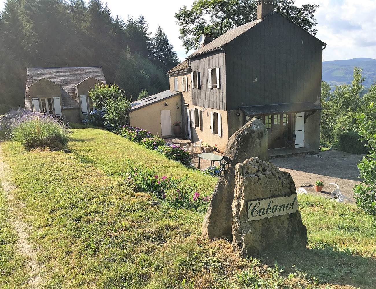 Deux des trois bâtiments