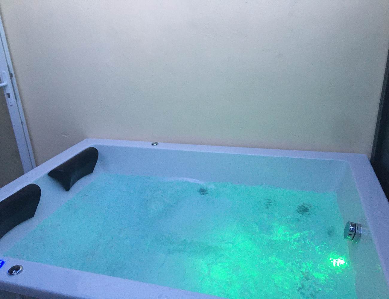 jacuzzy  privatif pour deux en exterieur  disponible d avril a octobre-photo-gallery