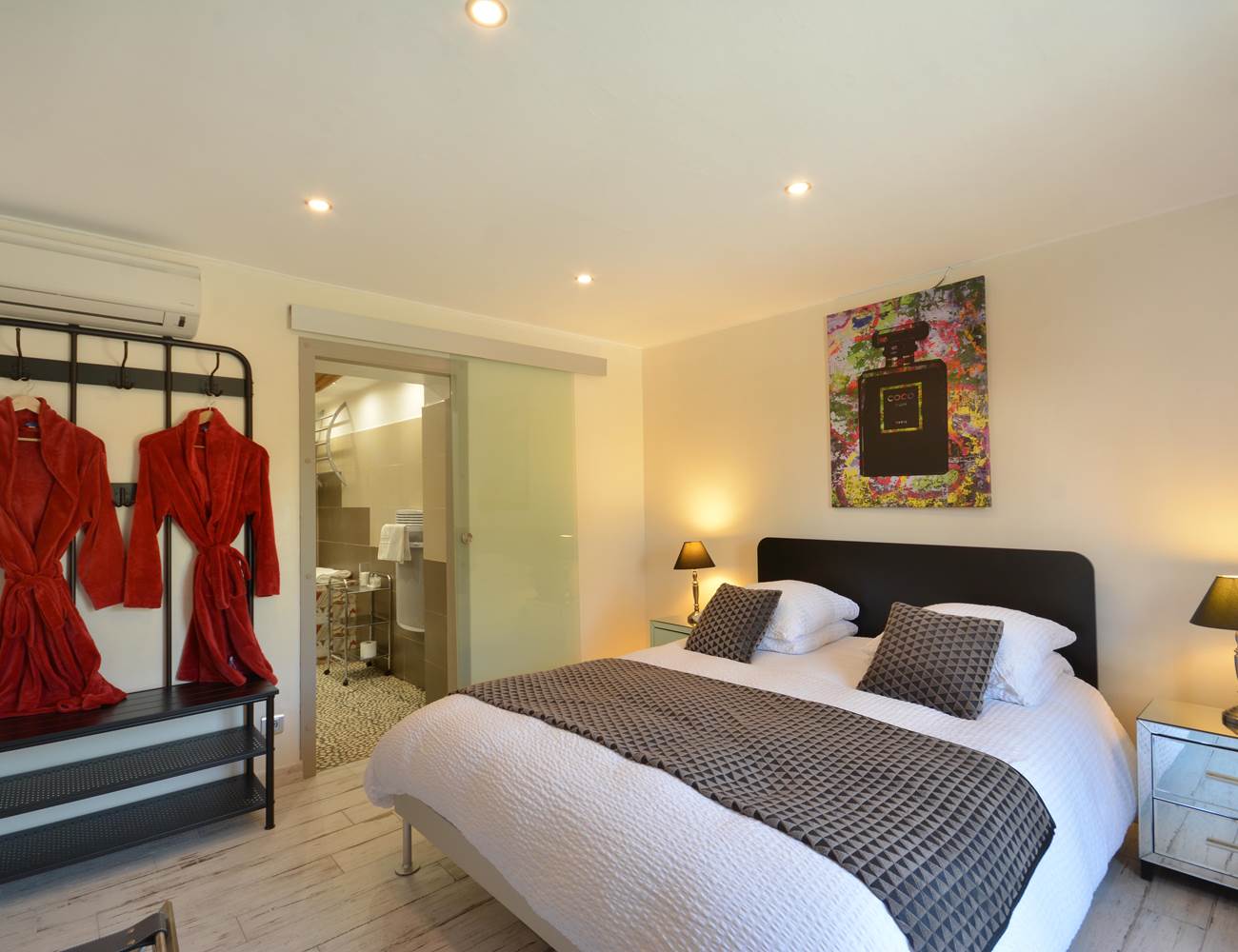 la chambre de julien , queen size bed-photo-gallery