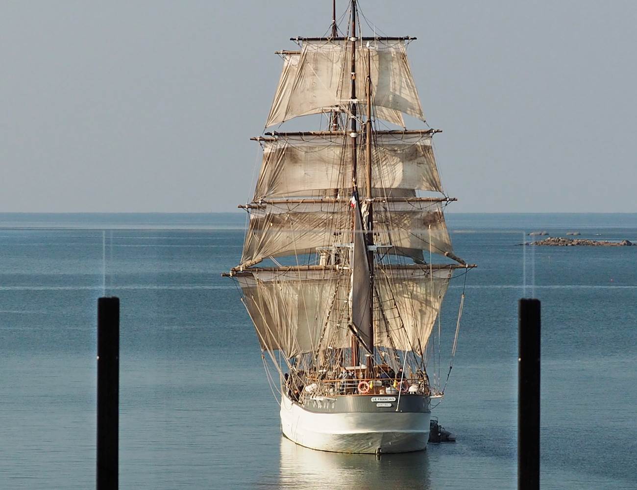 LE FRANÇAIS TOUTES VOILES DEVANT VOTRE SALON-photo-gallery