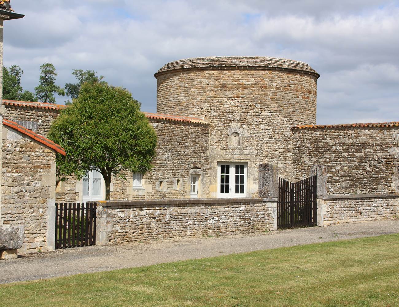 Vue générale depuis la cour du château-photo-gallery