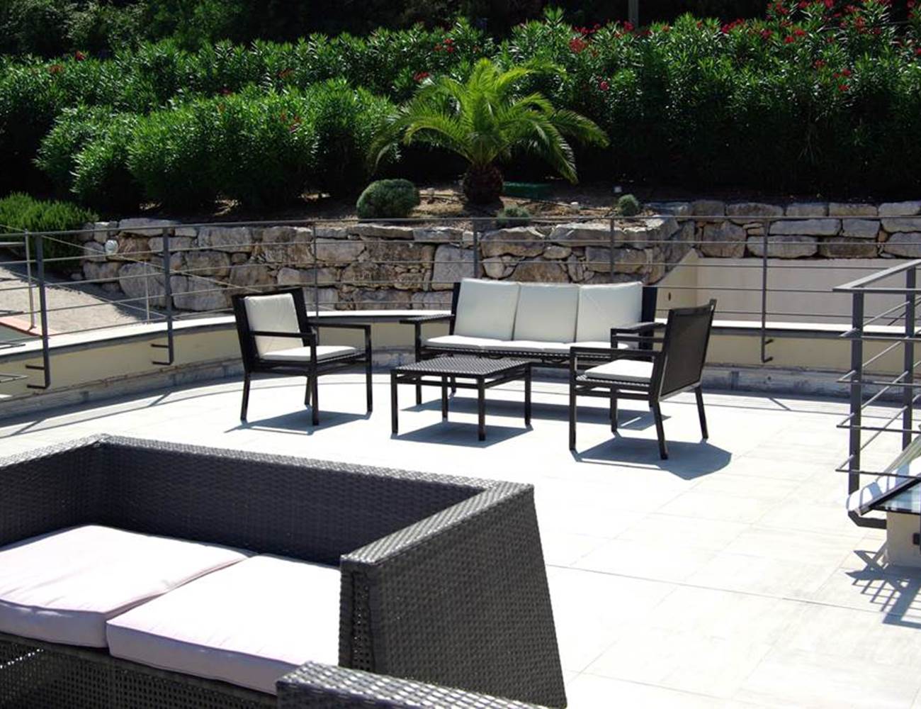 Terrasse avec mobilier lounge vue colline (2)-photo-gallery