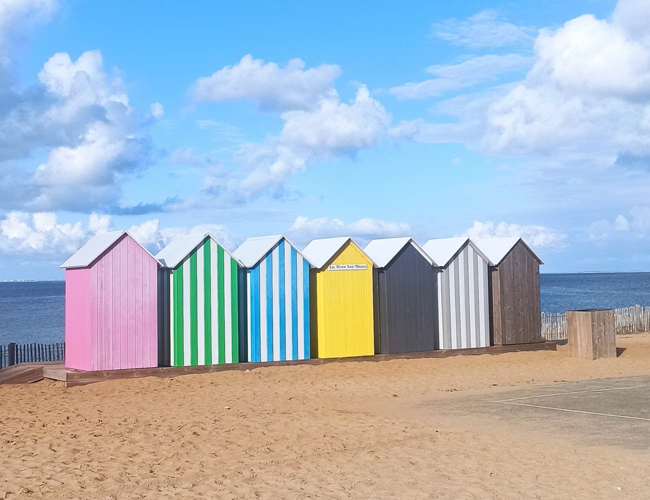 Se balader à la brée-les-bains avec ses jolies maisons colorées-photo-page