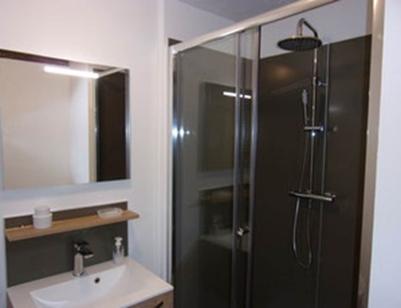 Chambre Courtiaux, salle de douche-photo-gallery