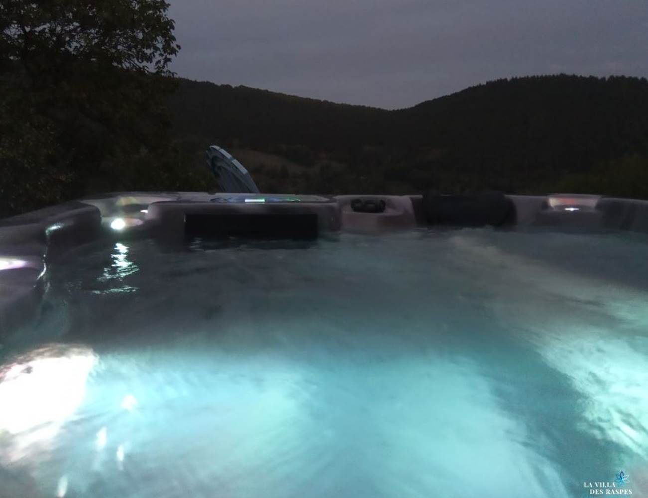 Le Spa - Jacuzzi en soirée  - La Villa des Raspes-photo-gallery