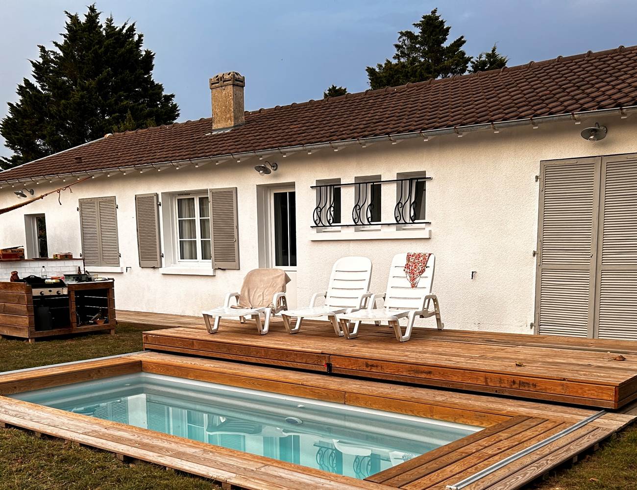 L'espace piscine et sa terrasse en bois-photo-page