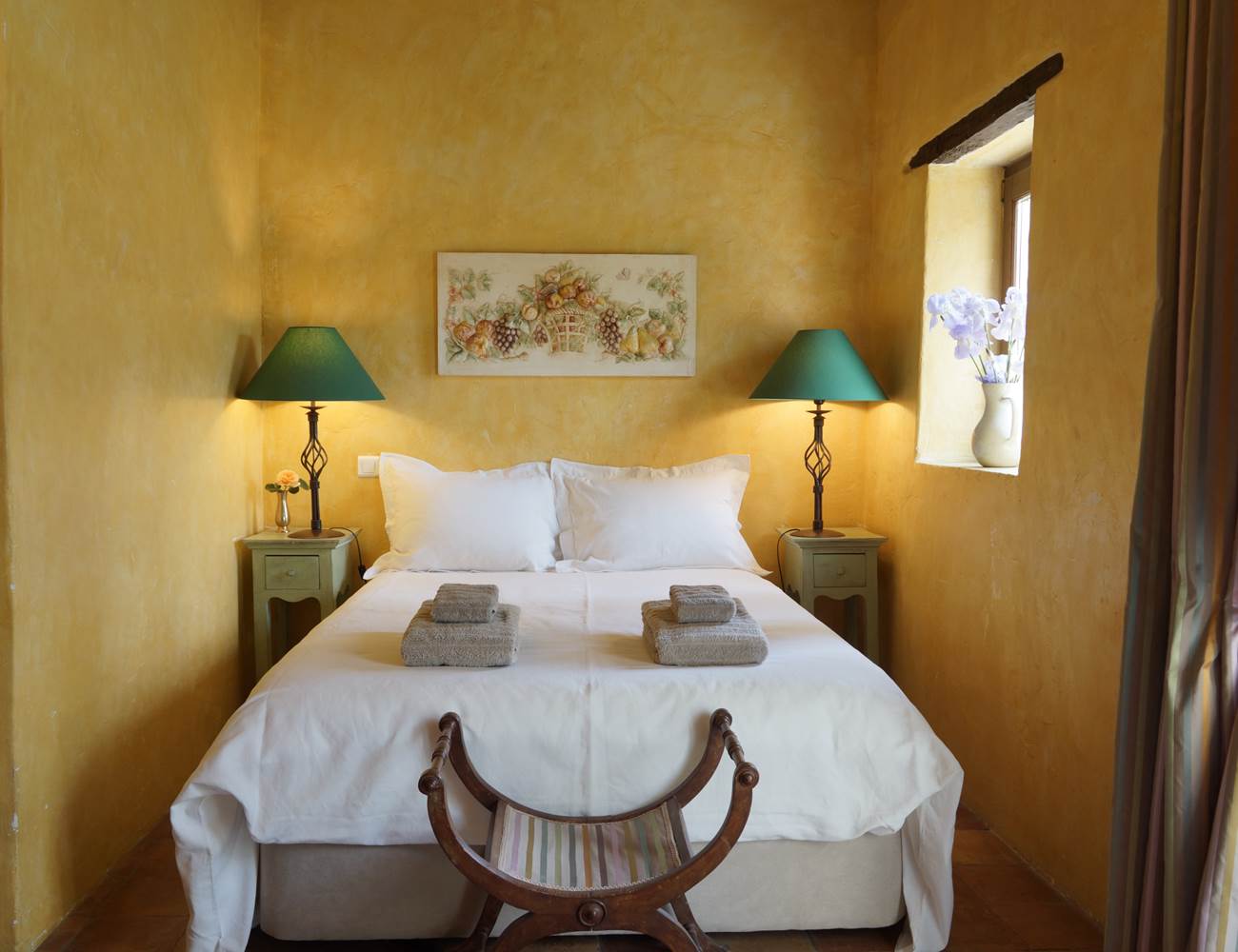 Maison en Provence de charme  - Chambre ocre jaune  - Lapalud - Vaucluse-photo-gallery