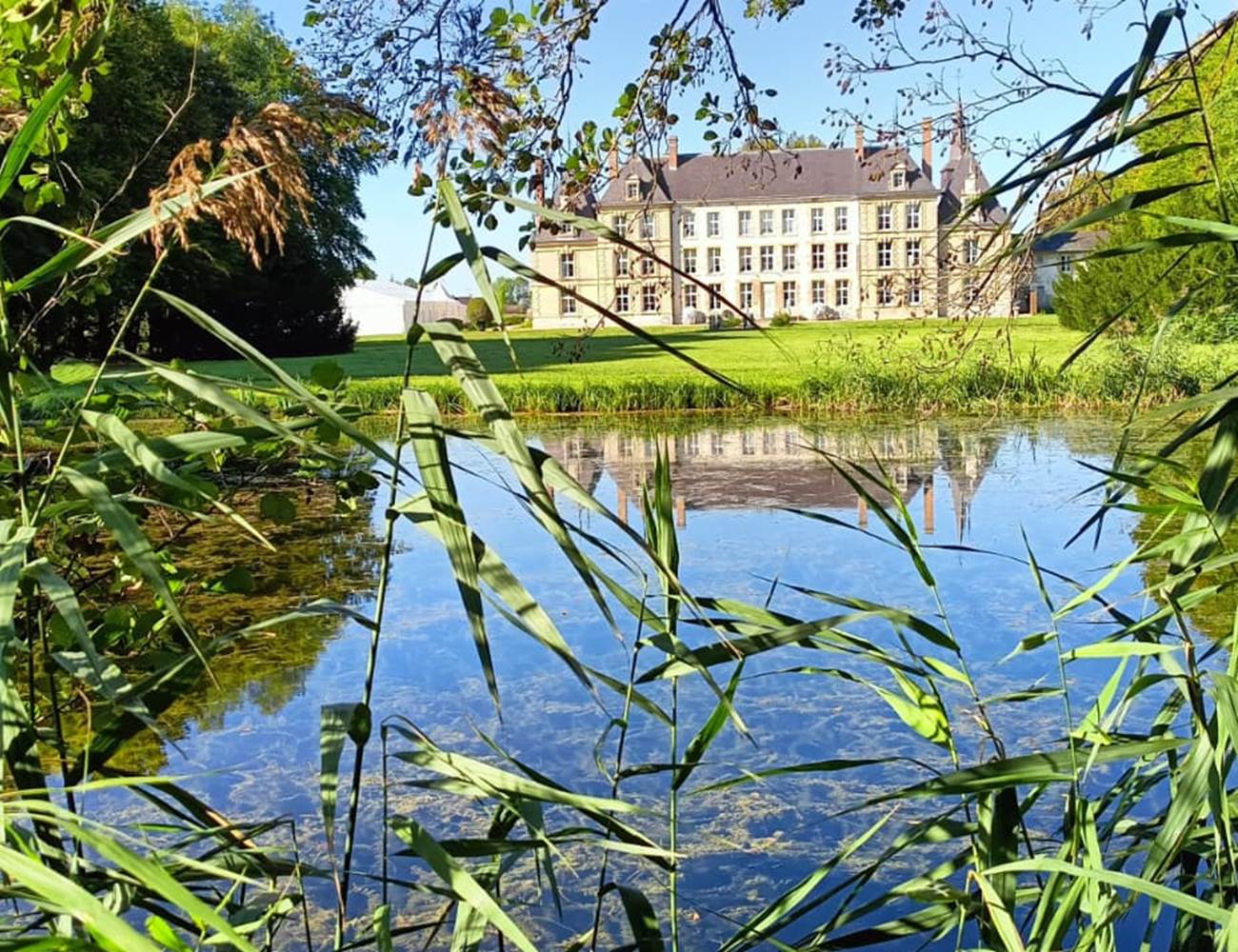 vue sur cha^teau derre`re l'e´tang-photo-gallery