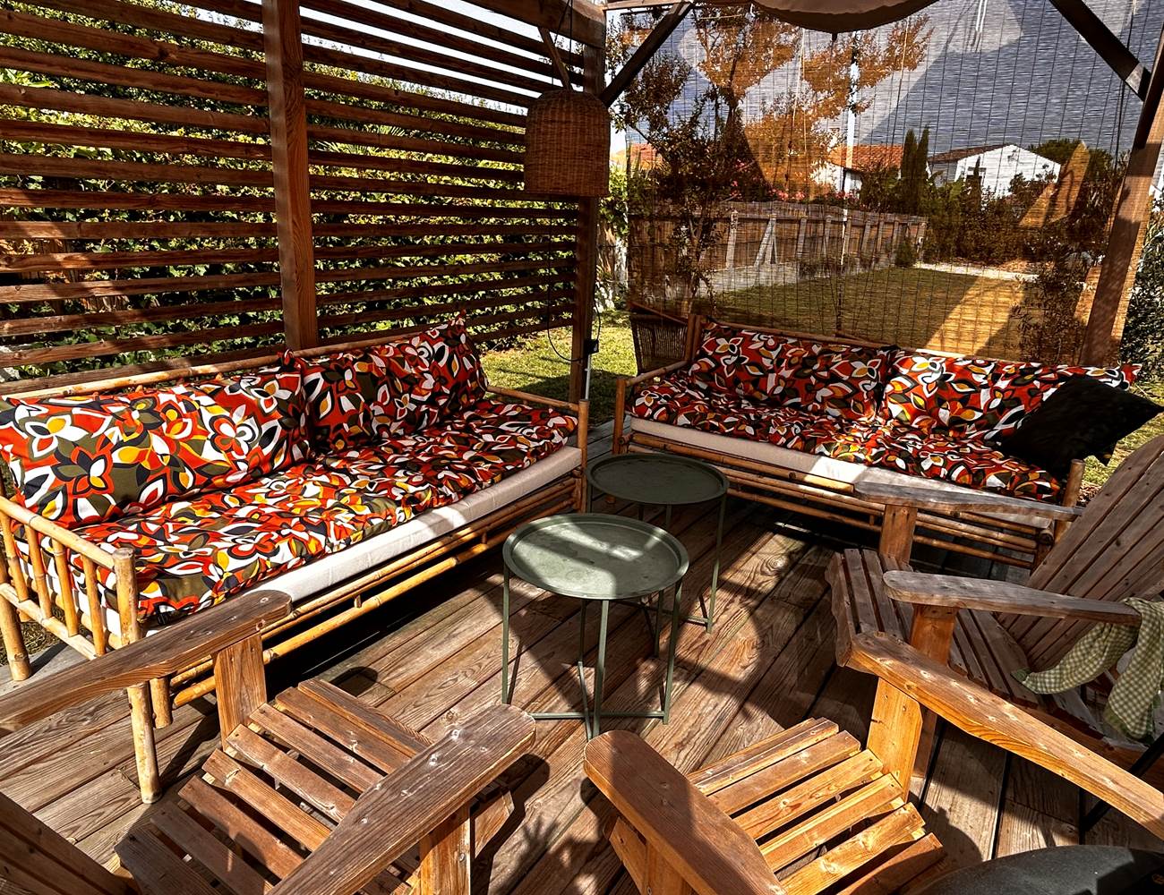 Canapés en bambou sous la pergola-photo-page