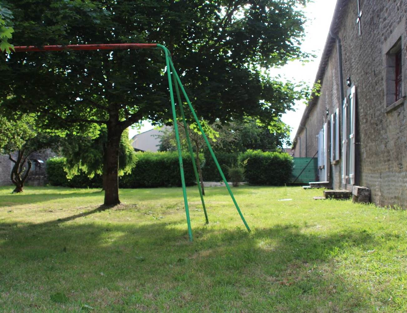 Dans le jardin privatif, portique d'agrès-photo-gallery