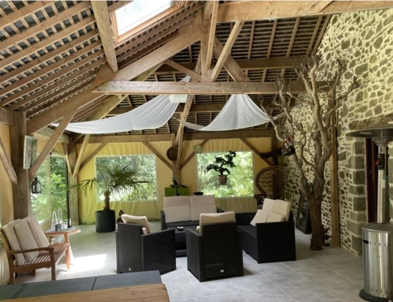 Le préau, couvert et semi fermé