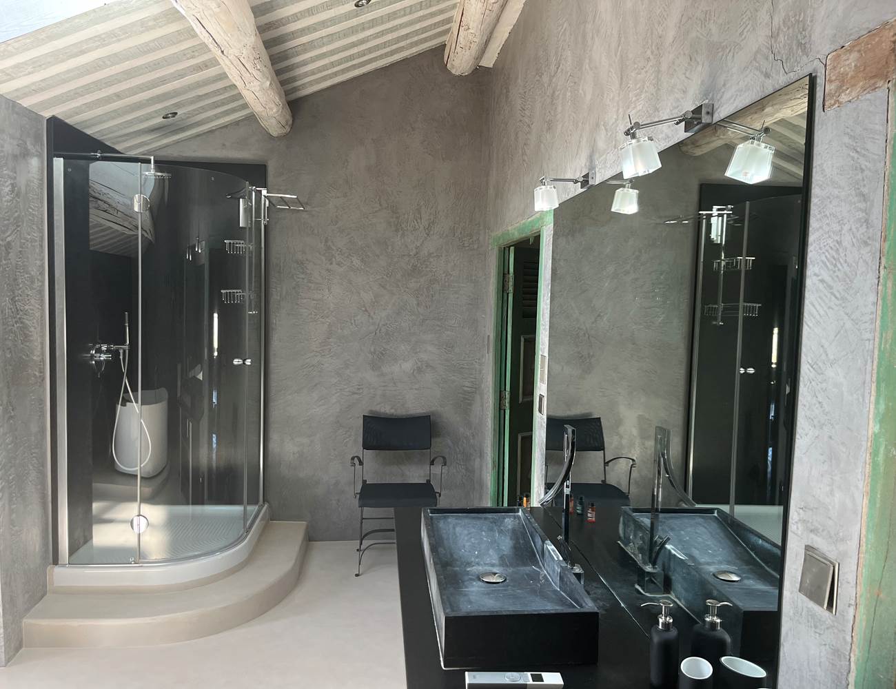 grande salle de bain avec baignoire balnéothérapie et douche en Provence-photo-gallery