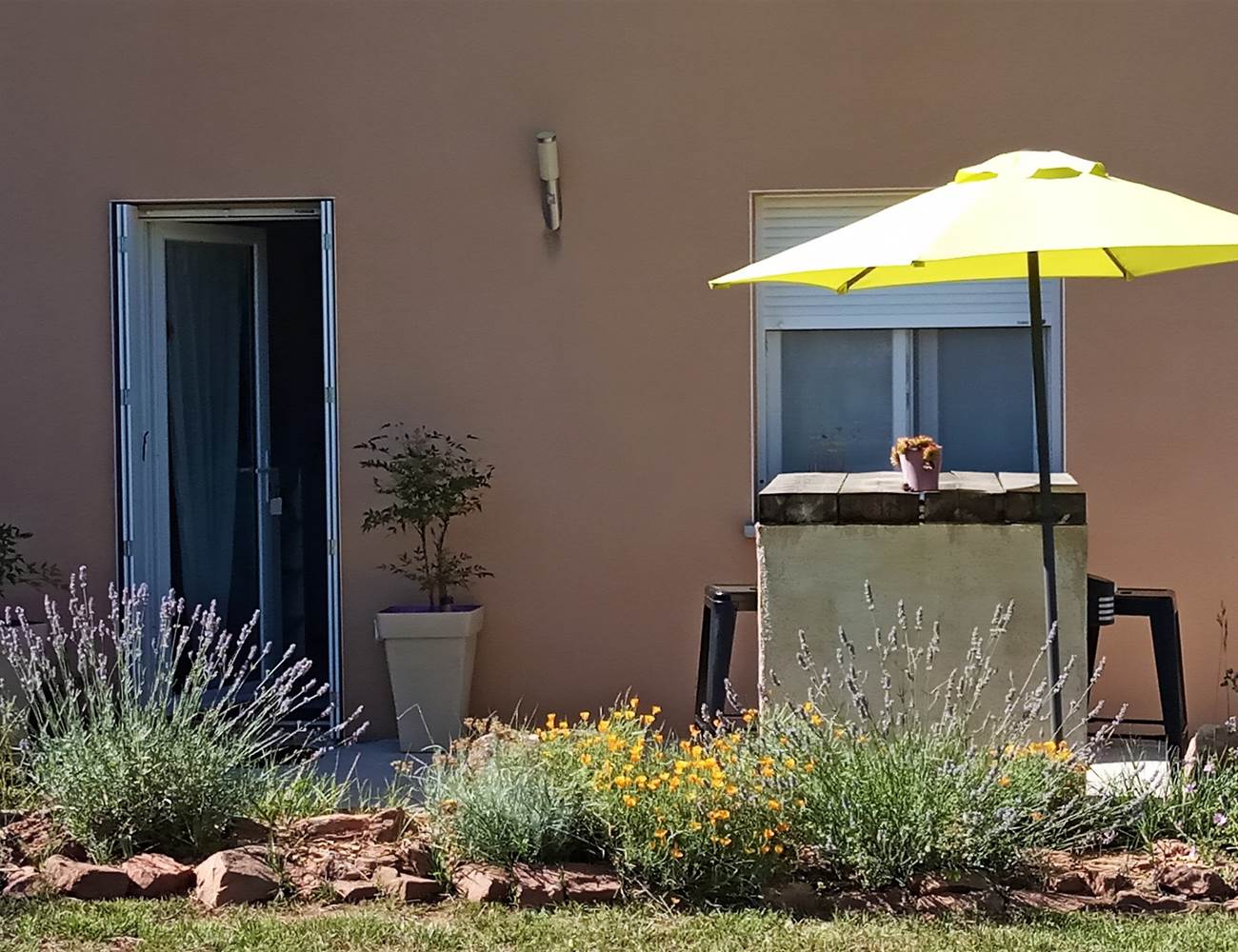 Entrée et terrasse indépendante ' Chambre d'hôtes Les Baumes-photo-gallery