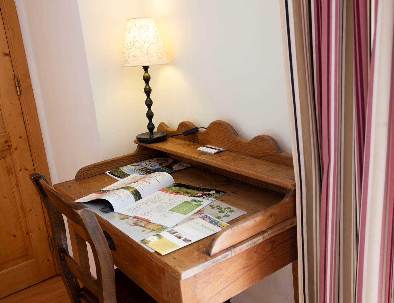 Coin bureau de la Chambre Familiale du Gîte Myosotis Indigo-photo-gallery