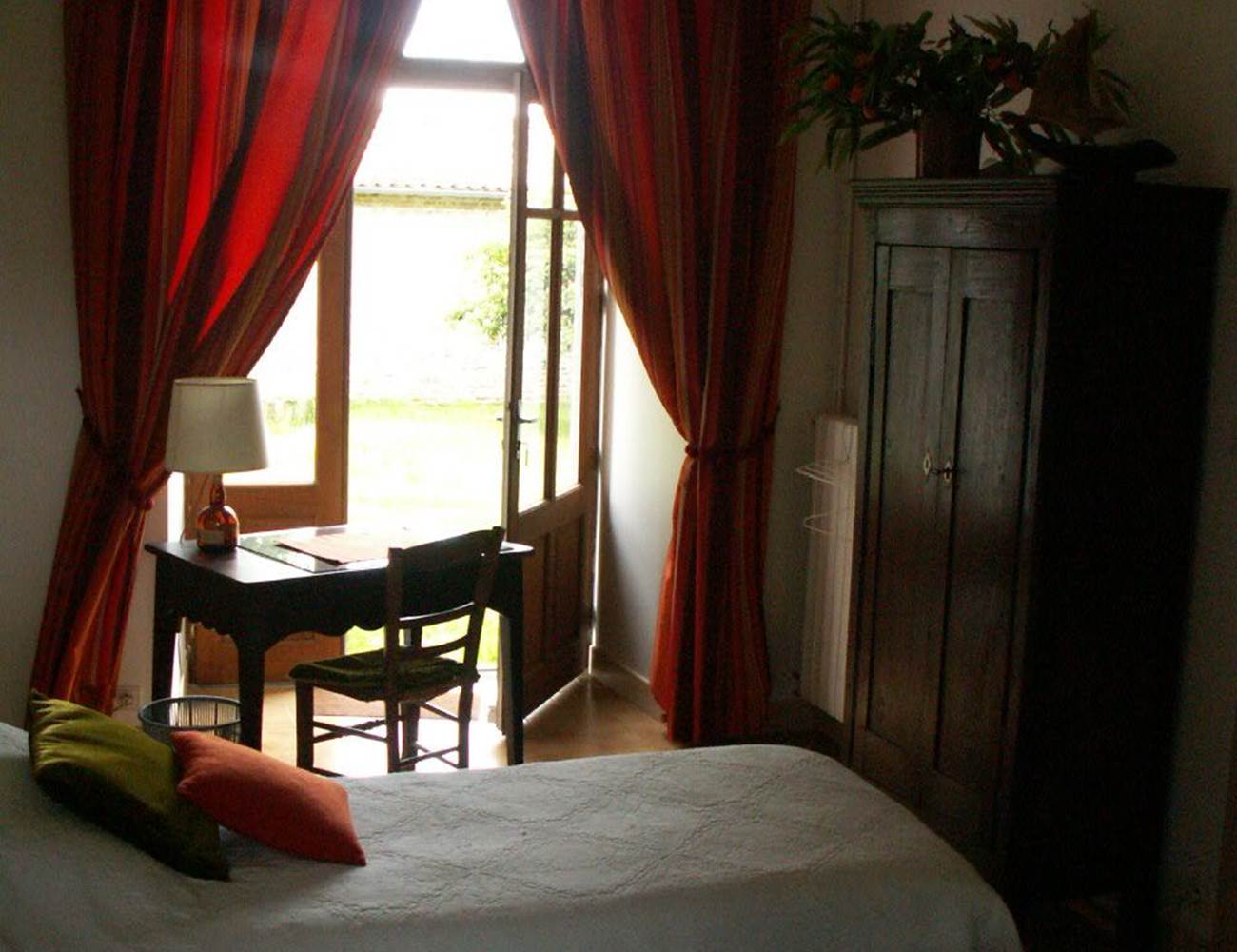 Chambre à 2 lits au rez-de-chaussée, vue vers le jardin privatif-photo-gallery