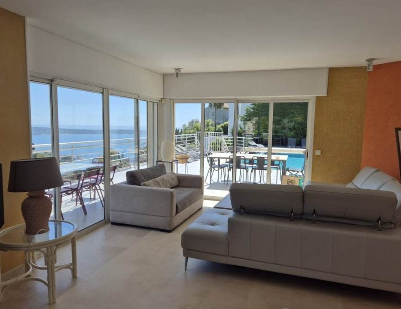 Salon avec baie vitrée vue mer-photo-gallery