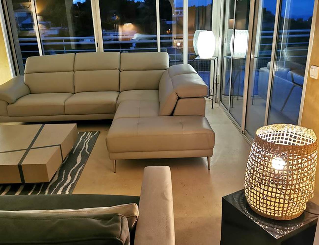 Salon ouvert sur mer à Cannes au crépuscule-photo-gallery