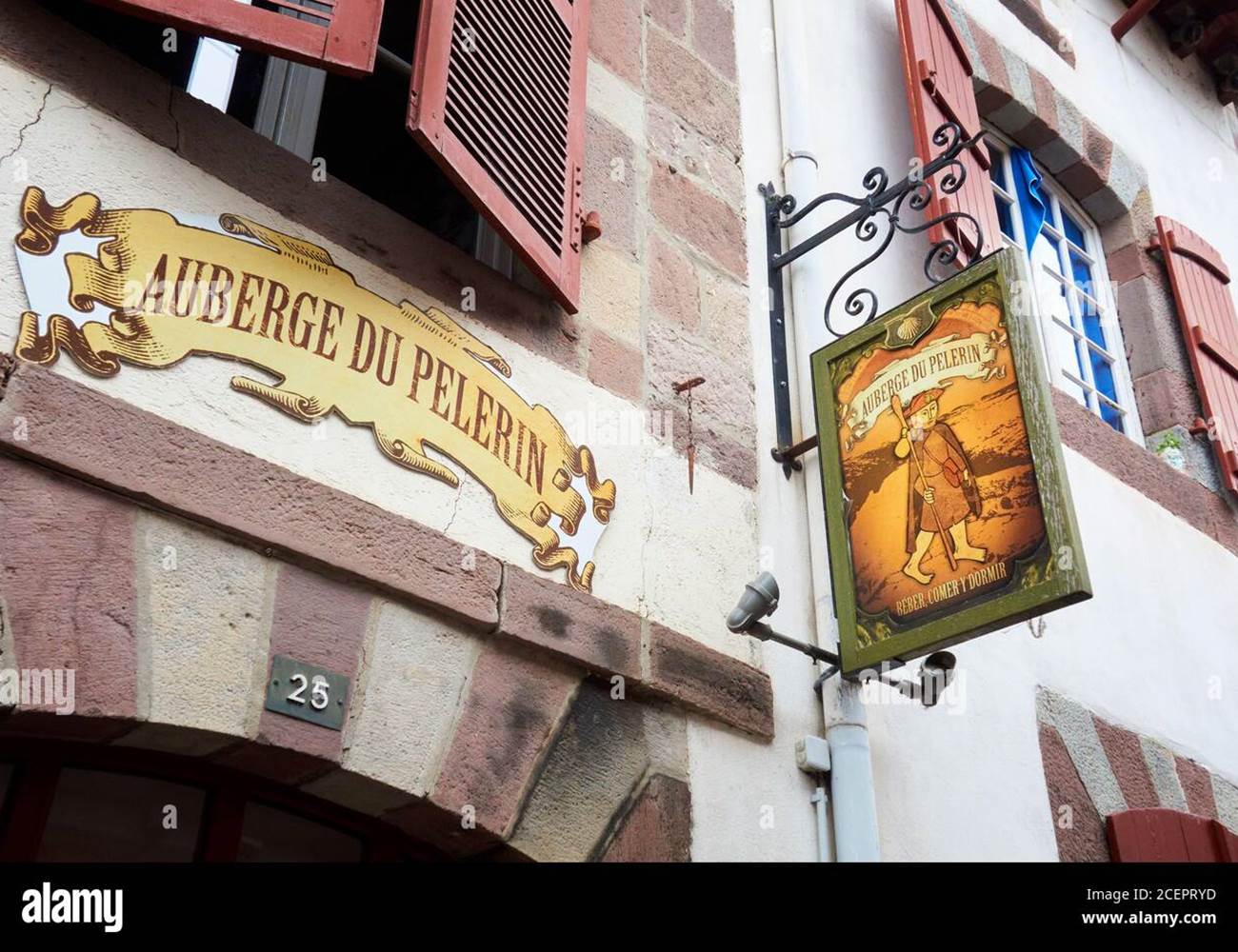 panneau-de-l-auberge-de-pelerins-saint-jean-pied-de-port-pays-basque-france-2cepryd-photo-gallery