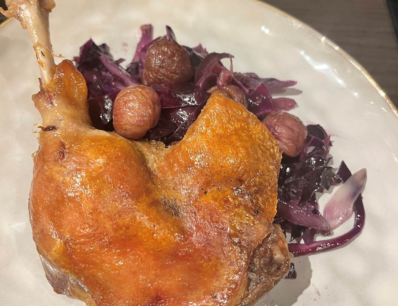 Confit de canard sur lit de chou rouge, oignons rouges et châtaignes