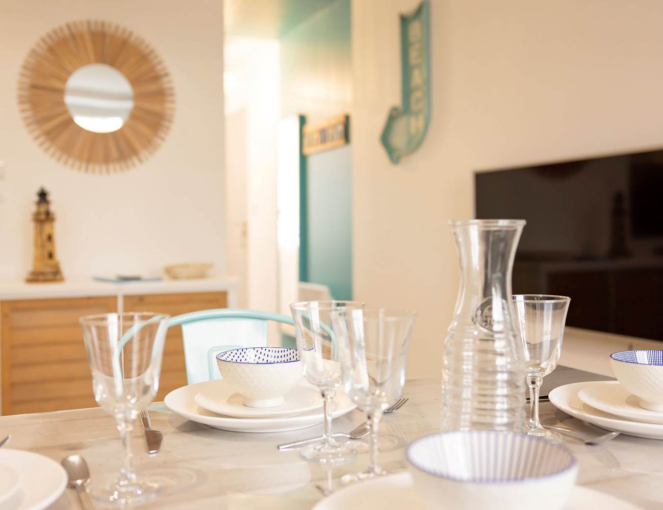 Appart 2 - table et télé-photo-gallery