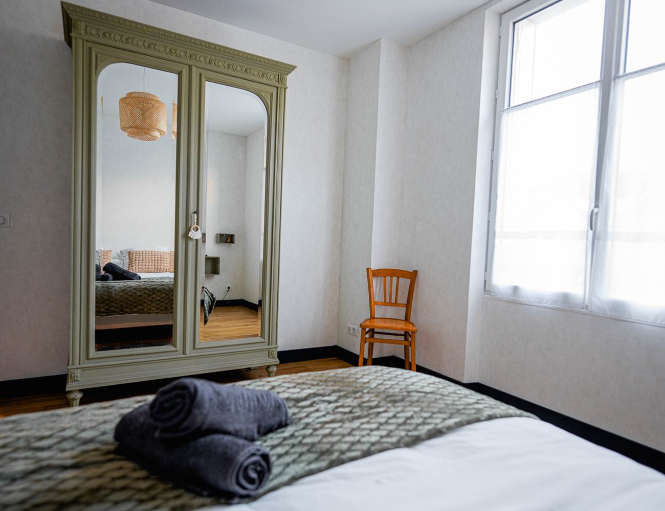 Chambre fonctionnelle avec armoire-photo-gallery